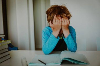 küçük çocuk ağlamaya ödev yorgun, aşırı,