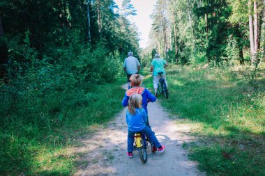 etkin üst düzey çift çocuklar Bisiklet doğa ile