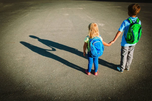 küçük erkek ve kız elele okula gitmek