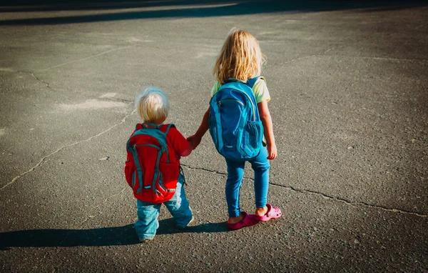 Niñas que se toman de la mano van a la escuela o guardería — Foto de Stock