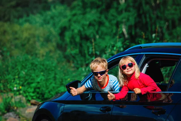 Szczęśliwy Mały Chłopiec Dziewczynka Podróż Samochodem Przyrodzie — Zdjęcie stockowe