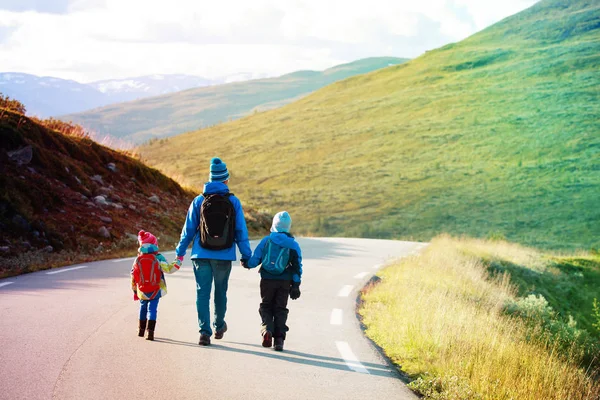 Pappa med två barn gå på natursköna road, familj resor — Stockfoto