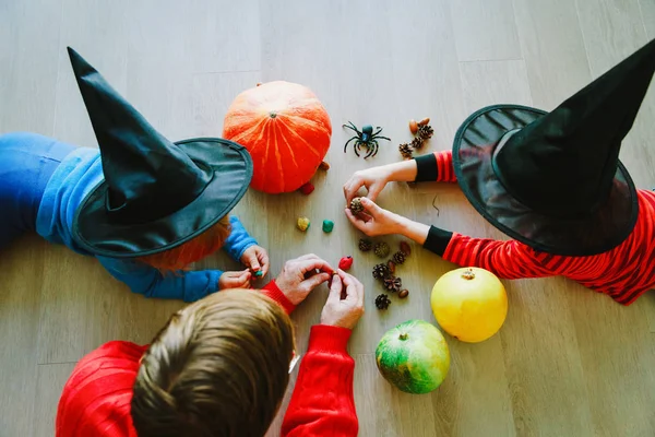 Familia-padre e hijos-fabricación de artesanías a partir de materiales naturales — Foto de Stock