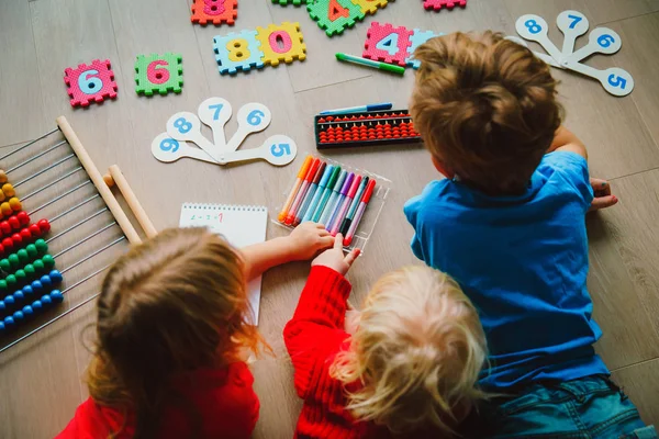 Barn-boy och flickor-lärande siffror, abacus beräkning — Stockfoto