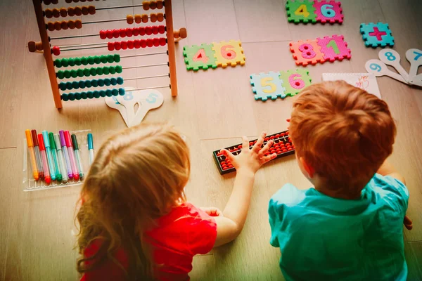 Barn-pojke och flicka-lärande tal, aritmetik, abacus beräkning — Stockfoto