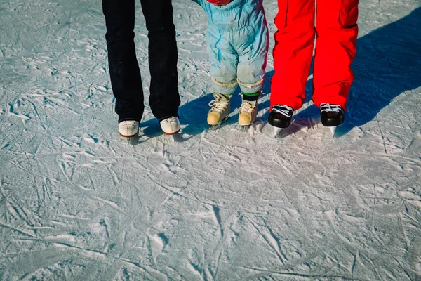 Активна сім'я - батько, мати і дитячі ковзани взимку — стокове фото