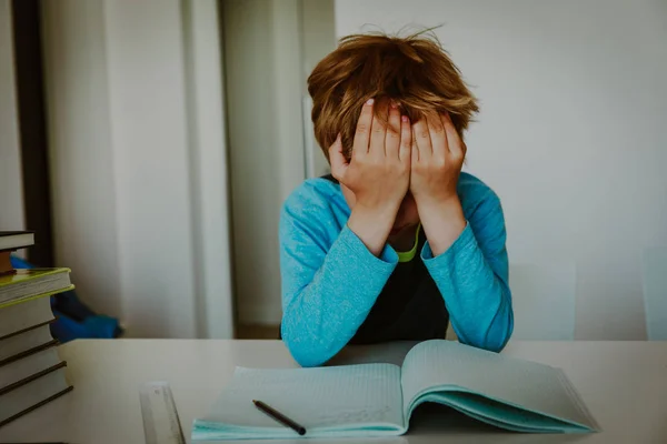 Kisfiú sírni fáradt-ból csinálás a házi feladatot, túlterhelés, — Stock Fotó