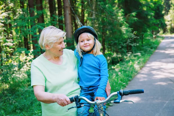 Abuela enseñar poco nieta a montar en bicicleta —  Fotos de Stock