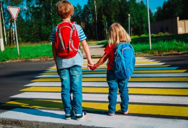 küçük erkek ve kız elele okula gitmek