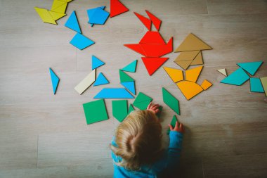 küçük kız okul veya bakım bulmaca ile oynarken