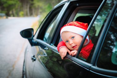 Kışın seyahat Noel araba seyahat - mutlu küçük bebek kız seviyor