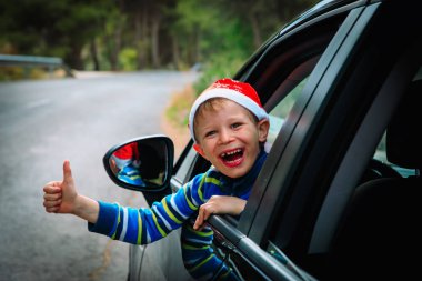 Noel araba seyahat - mutlu çocuk yolda seyahat