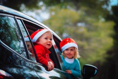 Noel araba seyahat - mutlu çocuklar Kışın seyahat