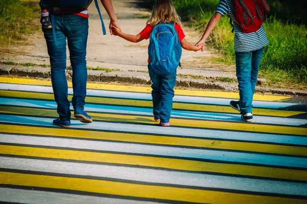 Anne çocukları okula ya da kreşe götürüyor.