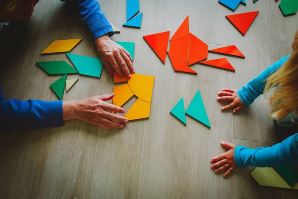 öğretmen ve geometrik şekillerle oynayan çocuk