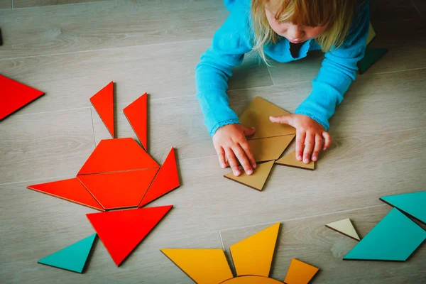 Petite fille jouer avec puzzle à l'école ou garderie — Photo