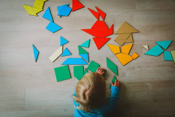 küçük kız okul veya bakım bulmaca ile oynarken