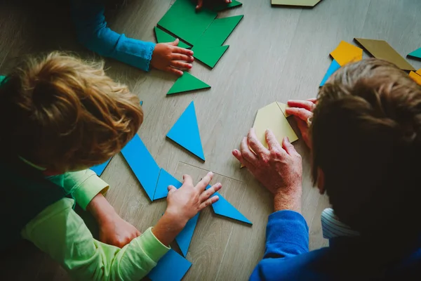 Lärare och barn som leker med geometriska former — Stockfoto
