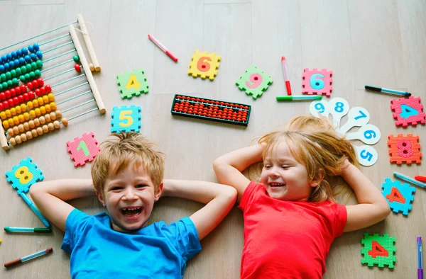 Barnen lära sig siffror, aritmetik, abacus beräkning, utbildning — Stockfoto