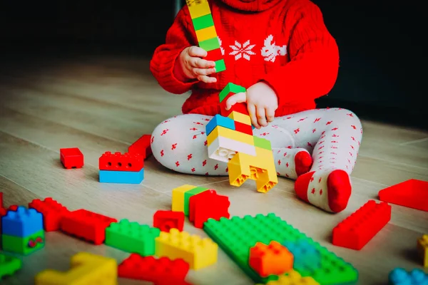 küçük bebek renkli plastik bloklarla oynama