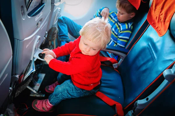 Niños viajan en avión - niña y niño en vuelo — Foto de Stock