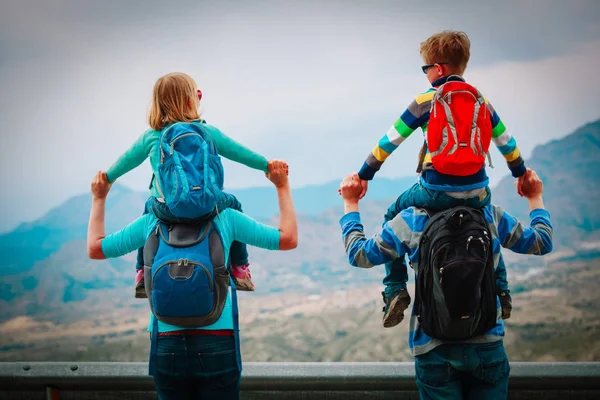 Família feliz com duas crianças-menino e menina caminhadas nas montanhas — Fotografia de Stock