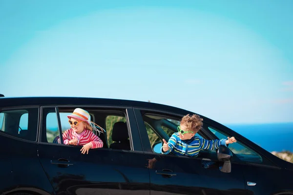 Menino e menina feliz desfrutar de viagens de carro no mar — Fotografia de Stock