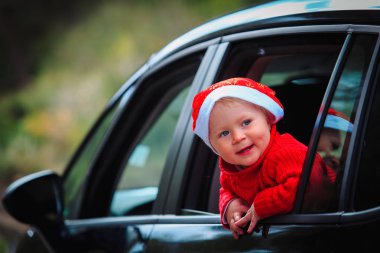 Kışın seyahat Noel araba seyahat - mutlu küçük bebek kız seviyor