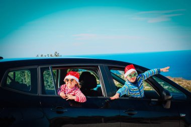 Noel araba seyahat - mutlu çocuklar Kışın seyahat