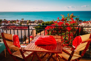 Deniz manzaralı balkon teras Noel kutlamaları