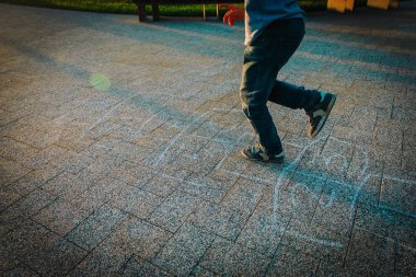 Küçük Çocuk Bahçesi üzerinde seksek oynarken