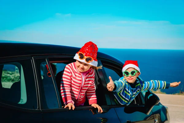 Viaje en coche de navidad- niños felices viajan en invierno —  Fotos de Stock