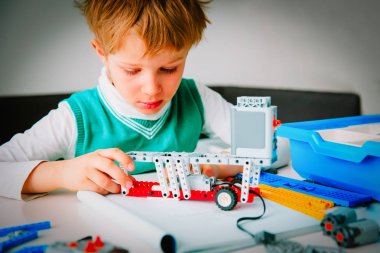 küçük çocuk robot robot teknolojisi ders oluşturma