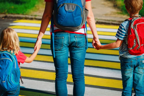 Mutter bringt Kinder zur Schule oder in die Kita — Stockfoto