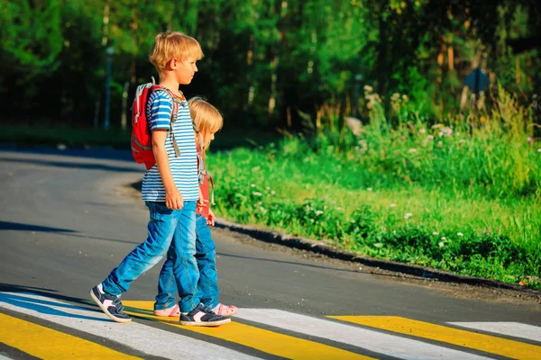 Kleine Jungen und Mädchen gehen händchenhaltend zur Schule — Stockfoto