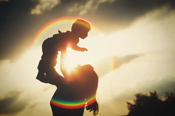 Mãe e bebê brincam ao pôr do sol — Fotografia de Stock
