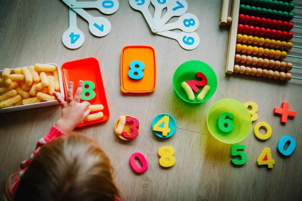 Malá holčička učí čísla a matematiku doma — Stock fotografie