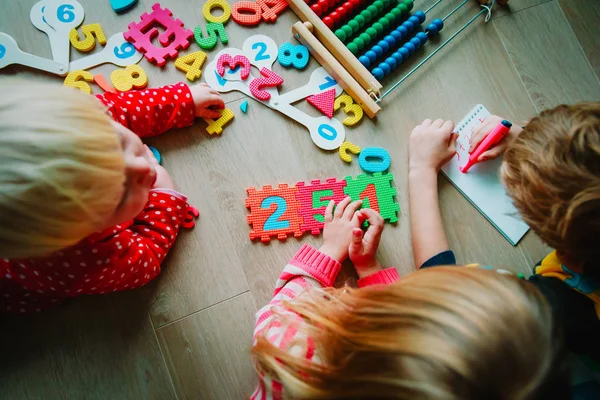 Dzieci chłopca i dziewczyny nauka numery, abacus obliczeń — Zdjęcie stockowe