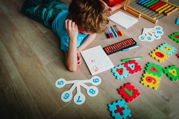 Barnen lära sig siffror, aritmetik, abacus beräkning, räkning — Stockfoto