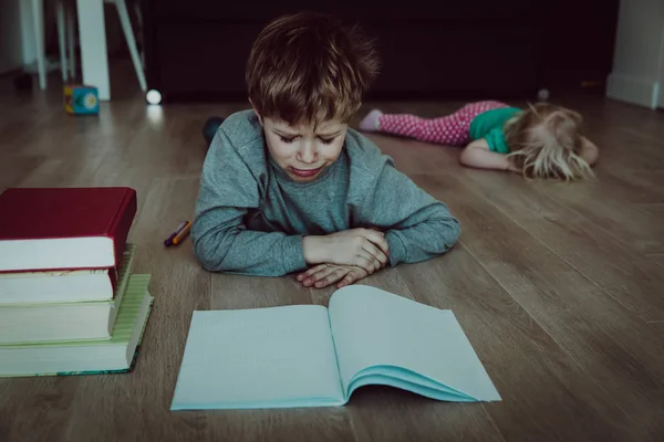 Svårt Hemundervisning-pojken trött på läxor, Syster gråta — Stockfoto