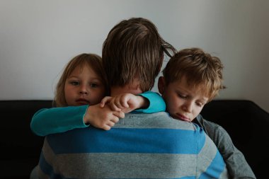 üzgün küçük bir çocuk ve sarılma kız baba, Aile üzüntü içinde