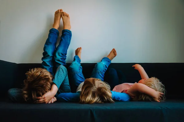 Gyerekek pihenni otthon - otthon kényelmét és a lustaság — Stock Fotó