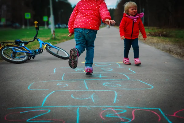 Kinder spielen Hopscotch auf Spielplatz im Freien — Stockfoto