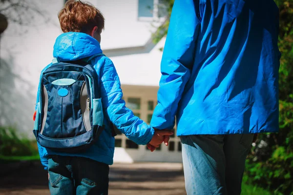 Far och son gå till skolan, utbildning — Stockfoto