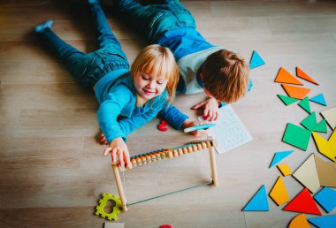 küçük erkek ve kız numaraları, eğitim hesaplamak ve yazmak öğrenmek