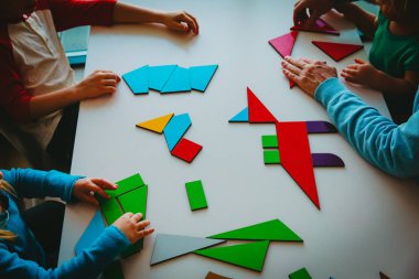 öğretmen ve çocuklar oyun bulmaca veya tangram, eğitsel oyunlar