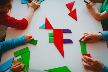 öğretmen ve çocuklar oyun bulmaca veya tangram, eğitsel oyunlar
