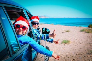 Noel araba seyahat - mutlu çocuklar kışın sahilde seyahat.