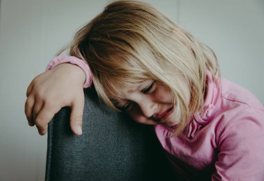ağlayan çocuk, depresyon ve üzüntü, istismar, yorgunluk