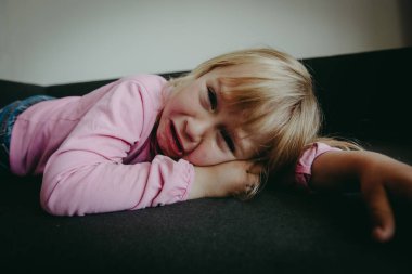 ağlayan çocuk, depresyon ve üzüntü, istismar, yorgunluk